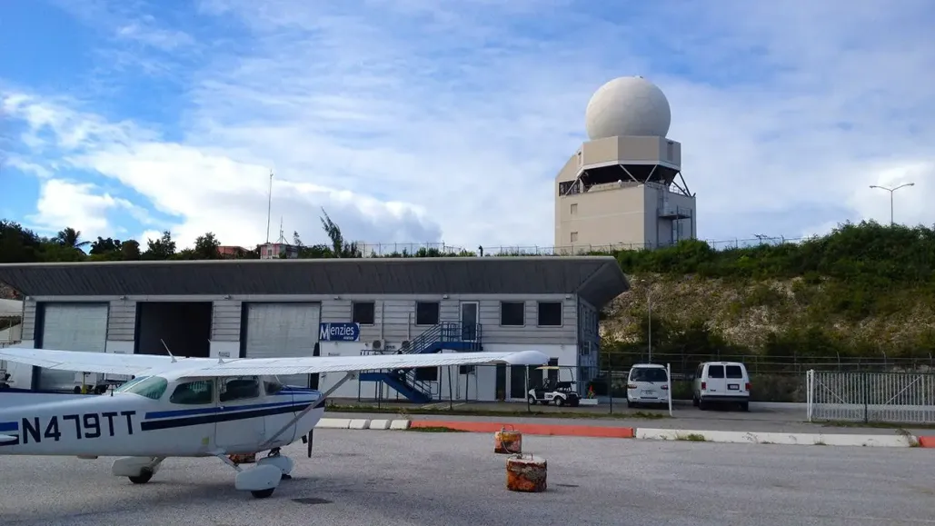 ¿Dónde ubicar un radar meteorológico para dar servicio a un aeropuerto?