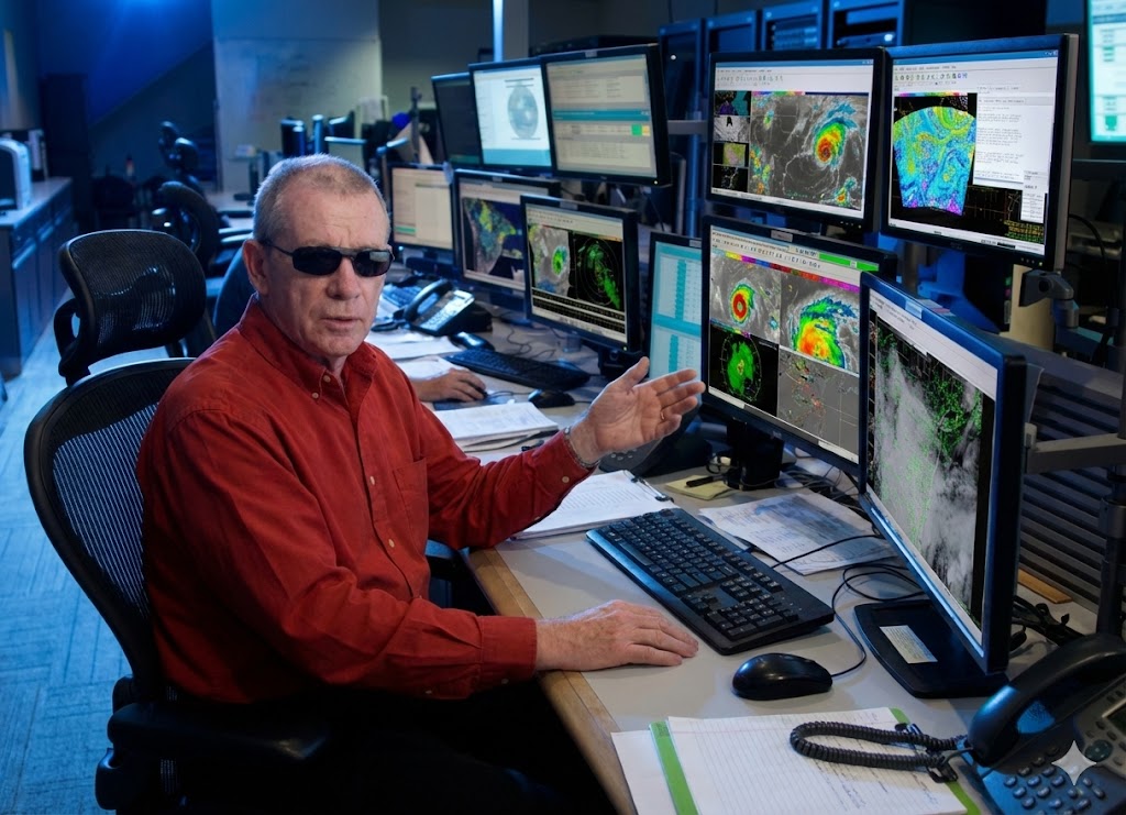 El Dr. Orlando L. Rodríguez González, Profesor Titular de Meteorología de Radar, analizando informaciones en un puesto de trabajo de AWIPS