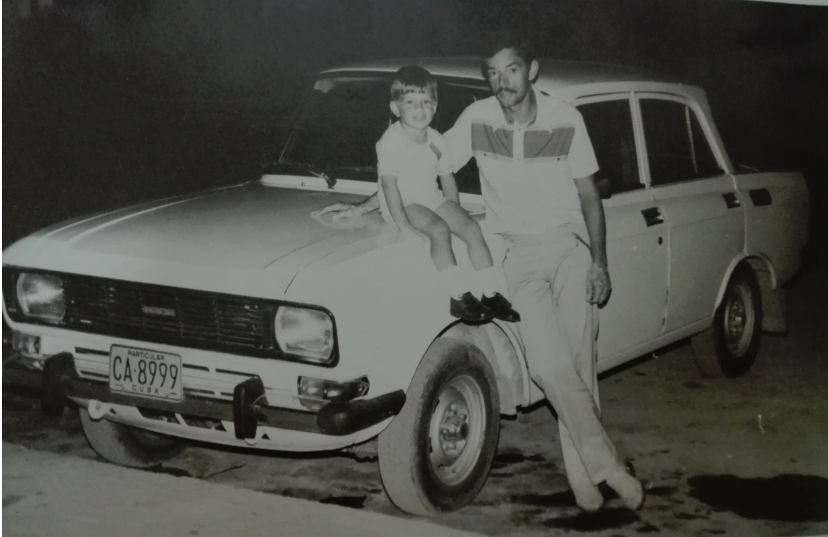 Orlando L. Rodríguez González con su hijo Vladimir, de cinco años, junto a su carro marca Mosckvich, apodado "Sombra".