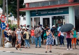 Bancos en la actualidad, colas, cajeros sin efectivo, mipymes que evaden el depósito en los bancos, apagones que agravan la situación