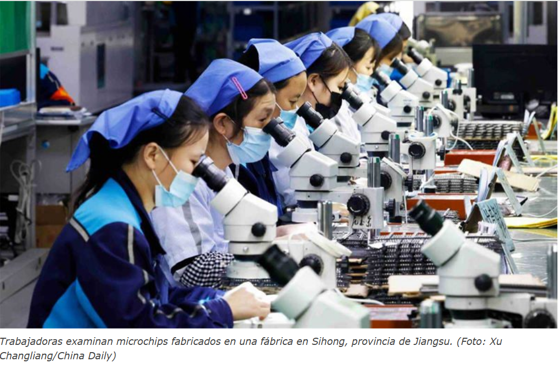 Trabajadoras en china en el control de la calidad de chips electrónicos.