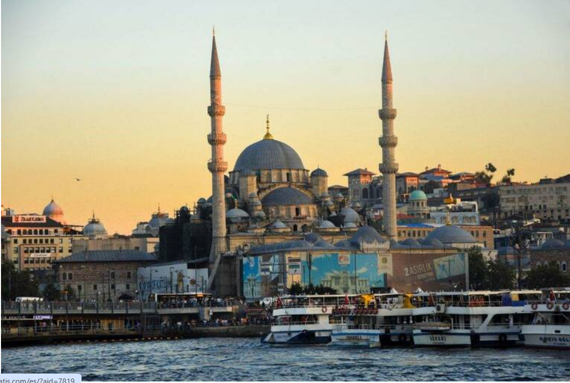 La fascinante Estambul, antes Constantinopla, antes Bizancio, capital de tres imperios: Romano, Bizantino y Otomano, una magnífica ciudad entre dos continentes.