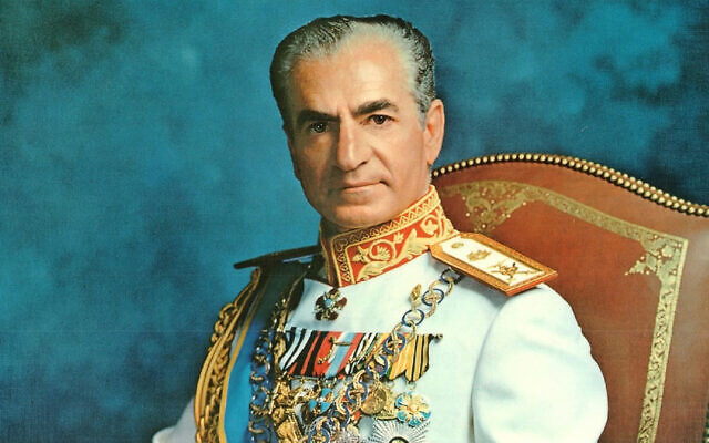 Retrato oficial de Mohammad Reza Shah Pahlavi hecho en 1973. 