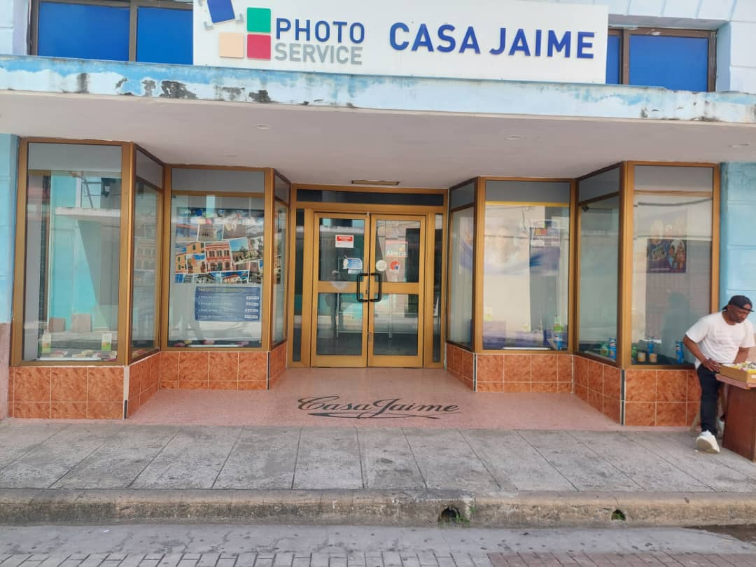 El comercio La Casa Jaime, hoy un negocio estatal de PHOTO SERVICE, pero en general, ya venden de todo tipo de electrodomésticos y conserva su nombre original.