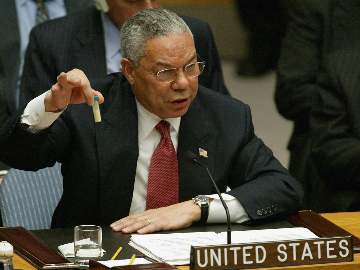 El Secretario de Estado, General Colin Powell, mintiendo descaradamente ante el Consejo de Seguridad de la ONU, mostrando un frasco con una simulación de Antrax, lo presentó como prueba irrefutable de que Sadam tenía armas de destrucción masiva.
