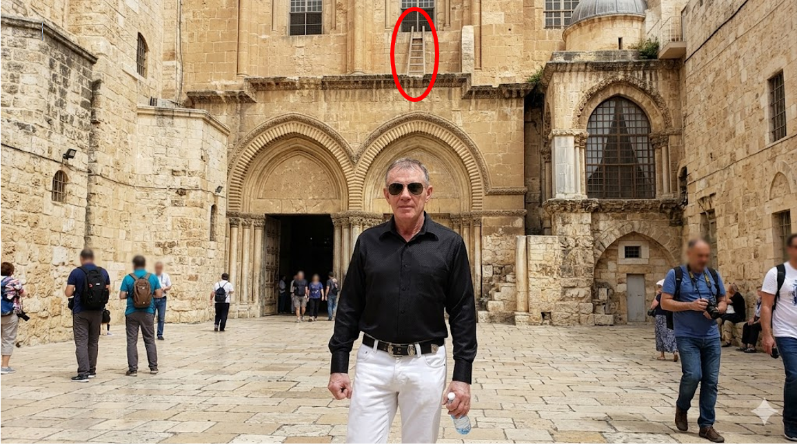 Cameo de Orlando El Escriba frente a la Iglesia del Santo Sepulcro en Jerusalén, llamándole la atención sobre la enigmática escalera que permaneces allí desde hace muchos años y que nadie tiene jurisdicción para tocar.