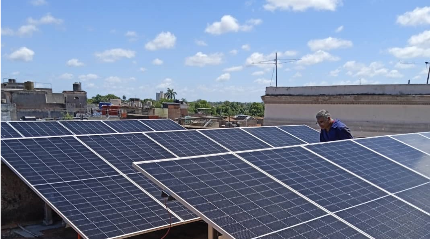 El Ingeniero Roberto A. Naranjo Ponce, montando paneles solares en la azote de la sucursal 5981 de BANDEC en Camagüey.