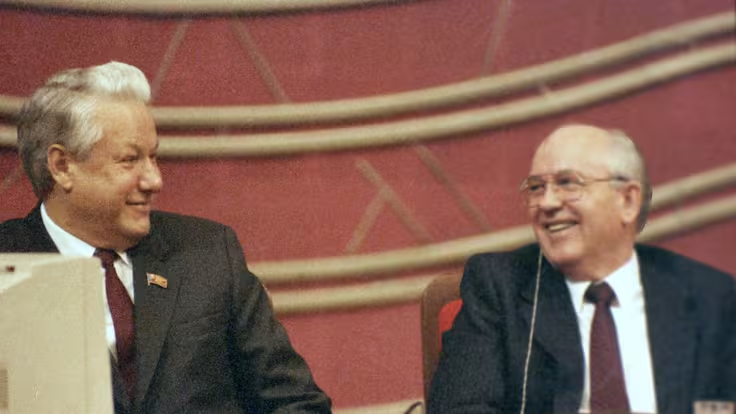 Yeltsin sustituye a Gorbachov después de decretado el fin de la Unión de Repúblicas Socialistas Soviéticas. y comienza la debacle de la economía rusa.