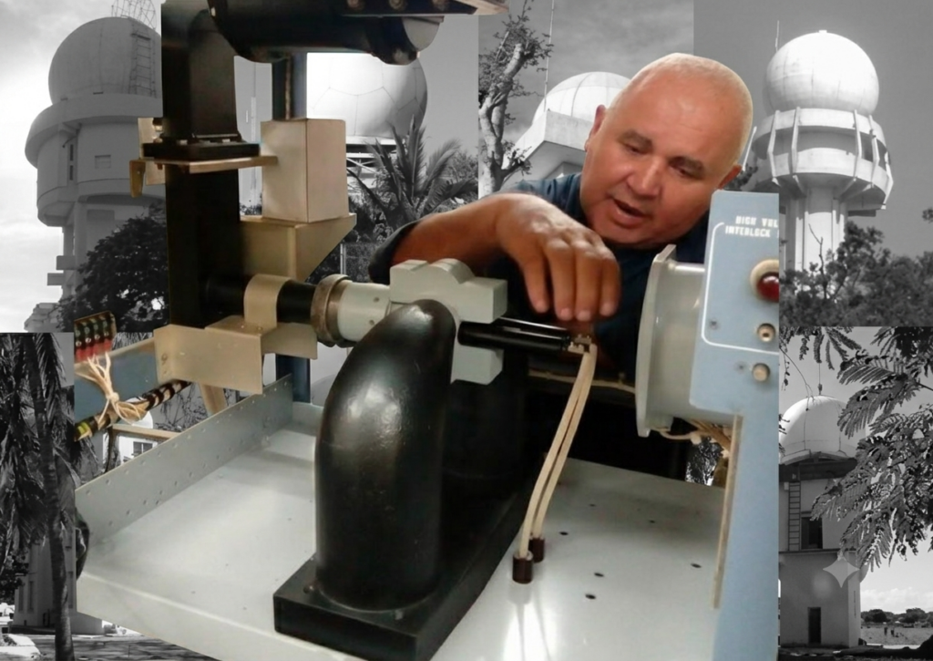 El Ingeniero Principal de Radares en Cuba, Leonardo Lino Fernández Suárez, más conocido por Ichi, adaptando un magnetrón ruso MI-503 en el radar de La Bajada, Pinar del Río. LADETEC en acción.