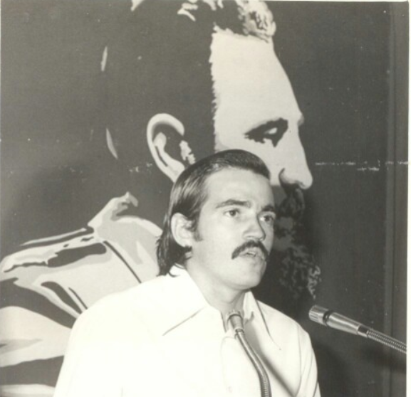 Meteorólogo Álvaro Lapinet Revcodé en usus años de jefe de pronosticos en el Centro Meteorológico de Camagüey.